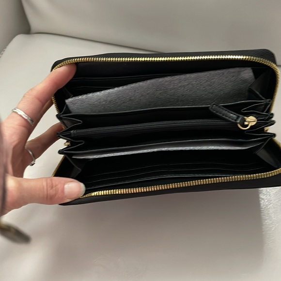 Sleek, Patent Zac Posen Black Wallet - Picture 5 of 6